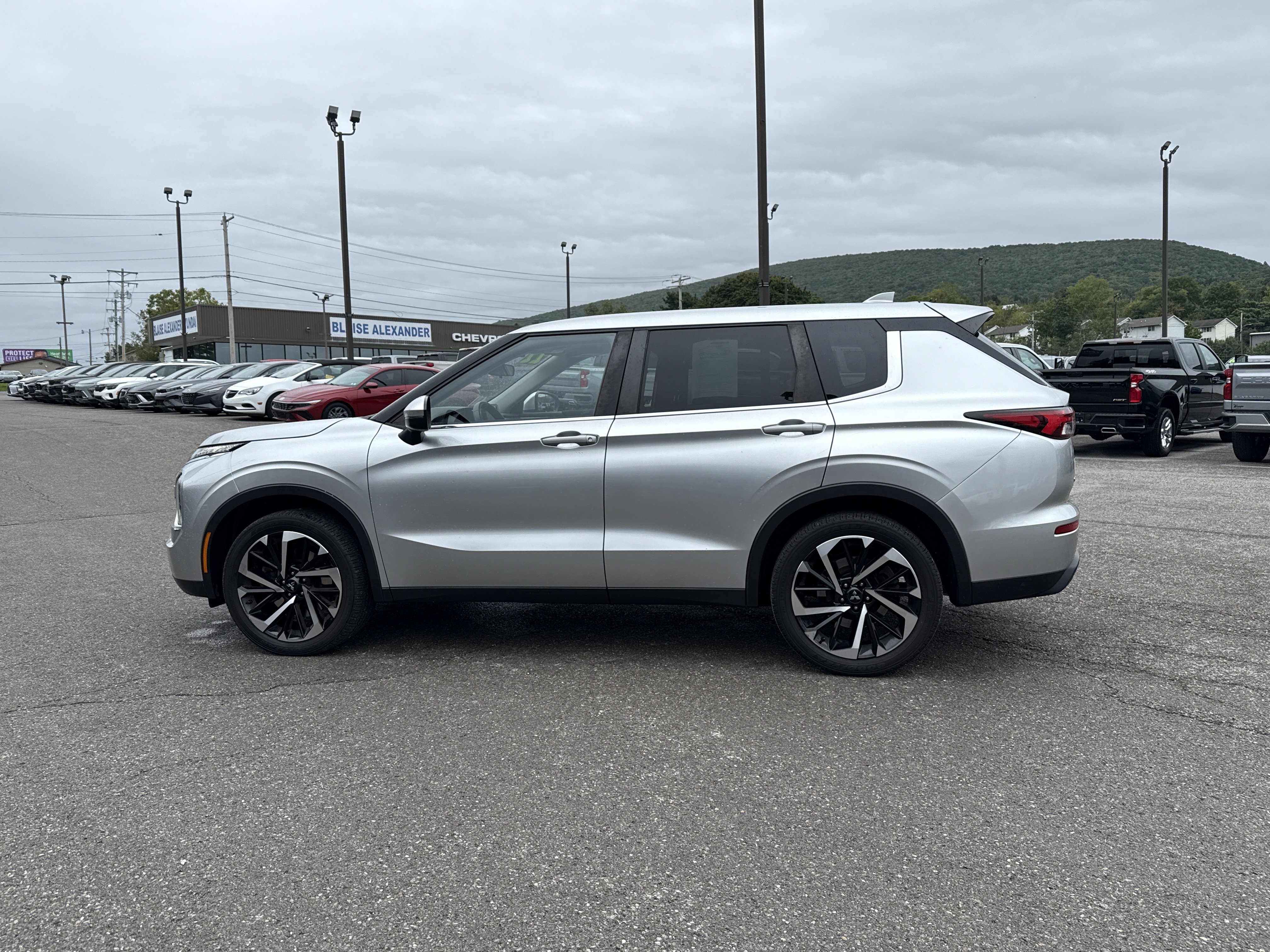 Used 2022 Mitsubishi Outlander ES AWD/4WD image 6