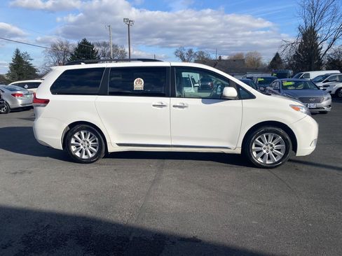 Used 2012 Toyota Sienna XLE image 4