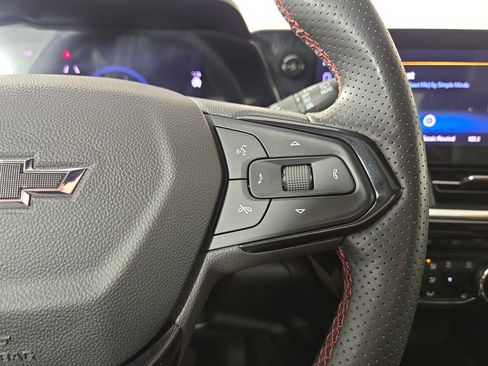 Used 2025 Chevrolet Trax RS w/ Sunroof Package FWD image 16