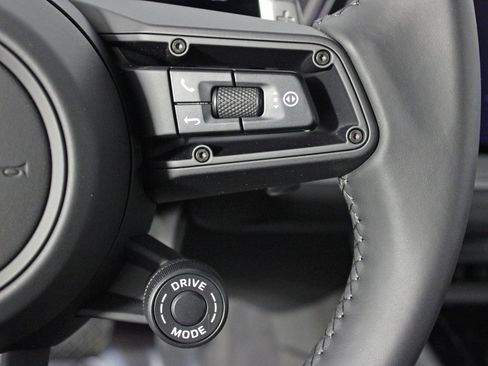 Used 2025 Porsche Cayenne image 26