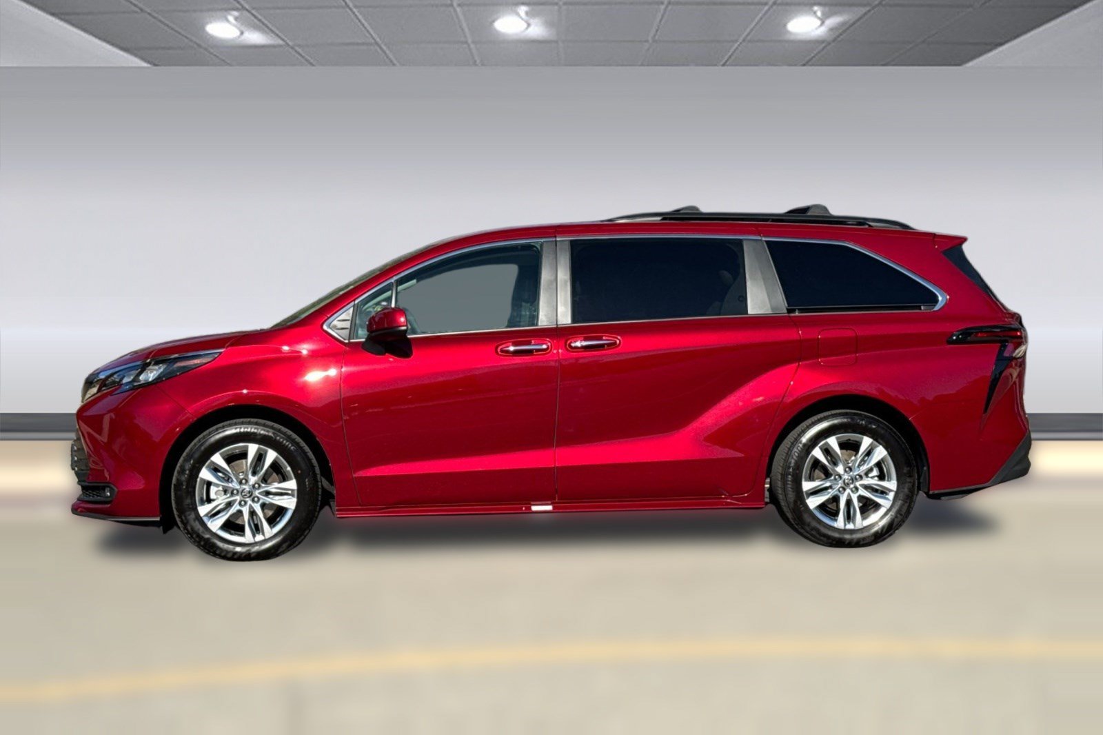 Used 2025 Toyota Sienna XLE w/ XLE Plus Package AWD/4WD image 2