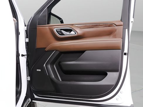 Used 2022 Chevrolet Suburban High Country AWD/4WD image 32