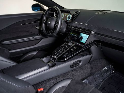 Used 2025 Aston Martin V8 Vantage Coupe RWD image 17