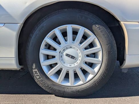 Used 2005 Lincoln Town Car Signature Limited image 11