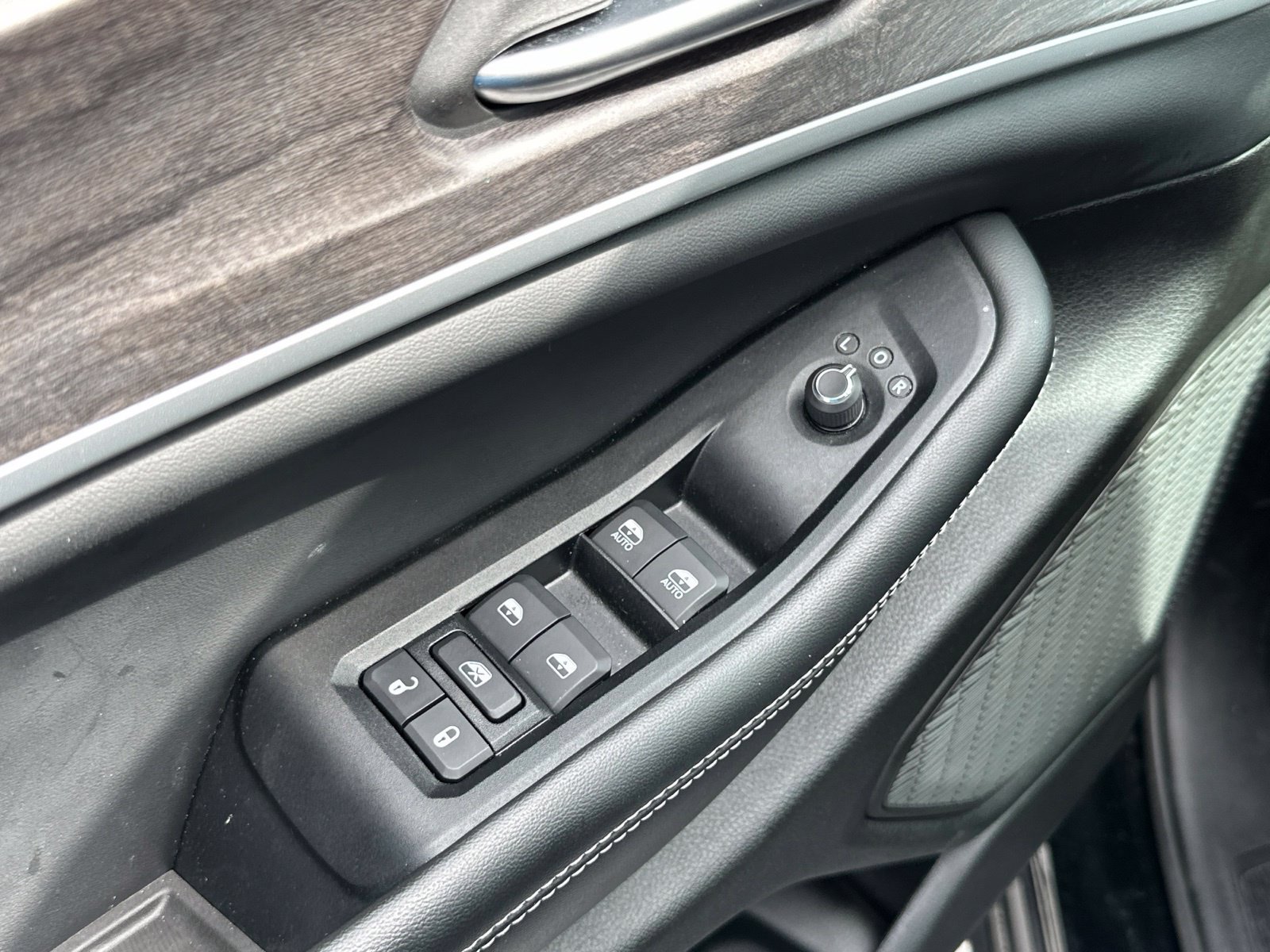 Used 2024 Jeep Grand Cherokee L Limited AWD/4WD image 10