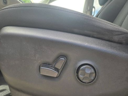 Used 2021 Chrysler Pacifica Touring FWD image 12
