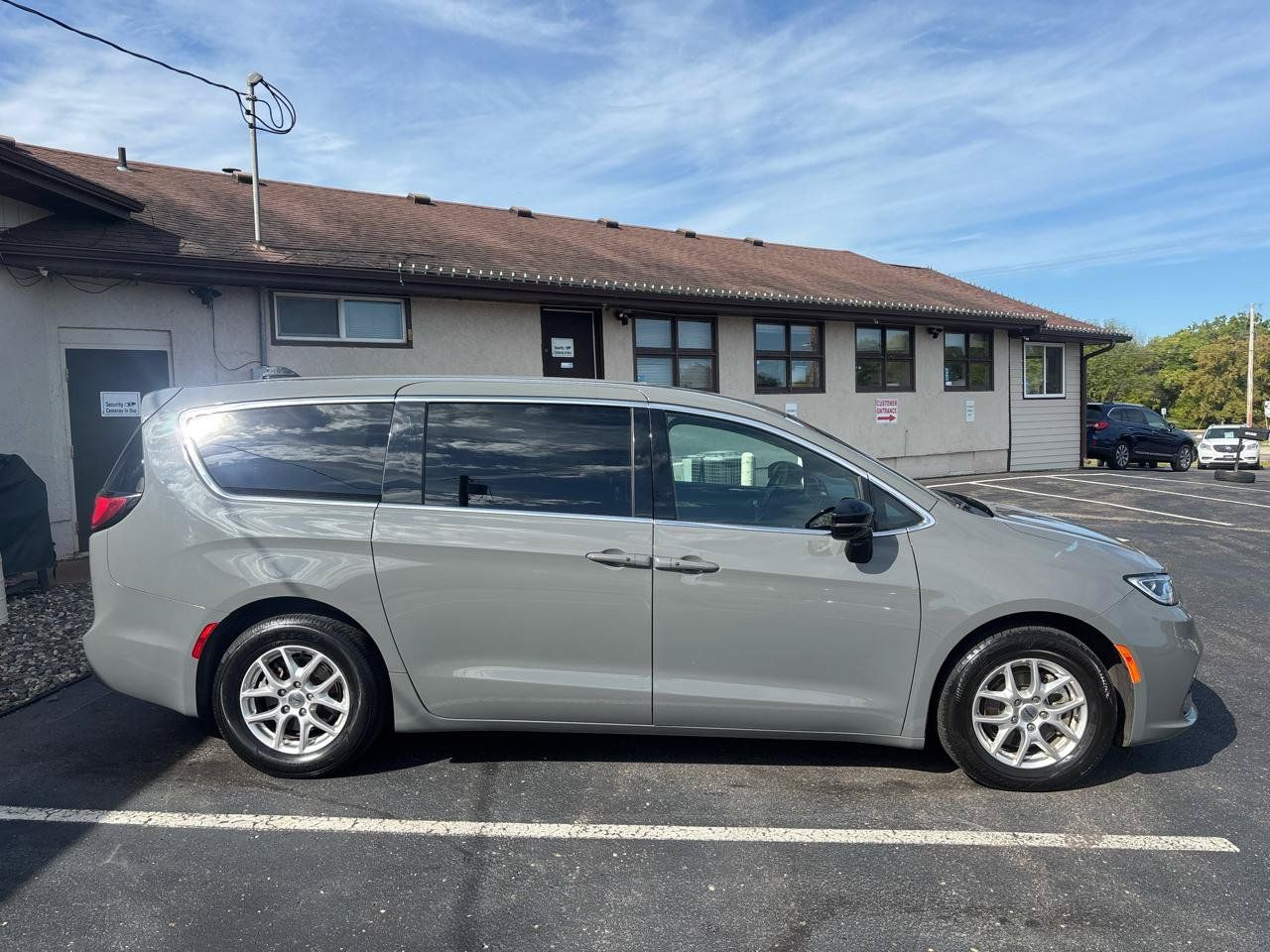 Used 2025 Chrysler Pacifica Select FWD image 2