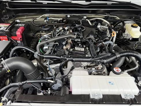 Used 2025 Toyota Tacoma TRD Sport AWD/4WD image 33