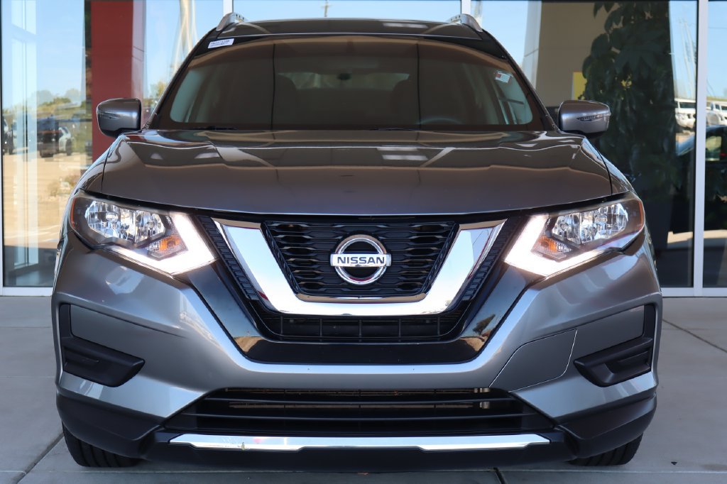 Used 2017 Nissan Rogue SV FWD image 2