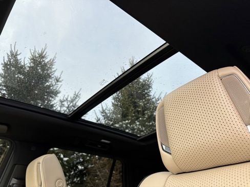 Used 2022 Cadillac Escalade Premium Luxury image 24