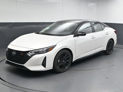 Certified 2025 Nissan Sentra SR w/ Midnight Edition image 4