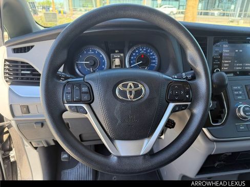 Used 2020 Toyota Sienna LE w/ Carpet Mat Package image 13