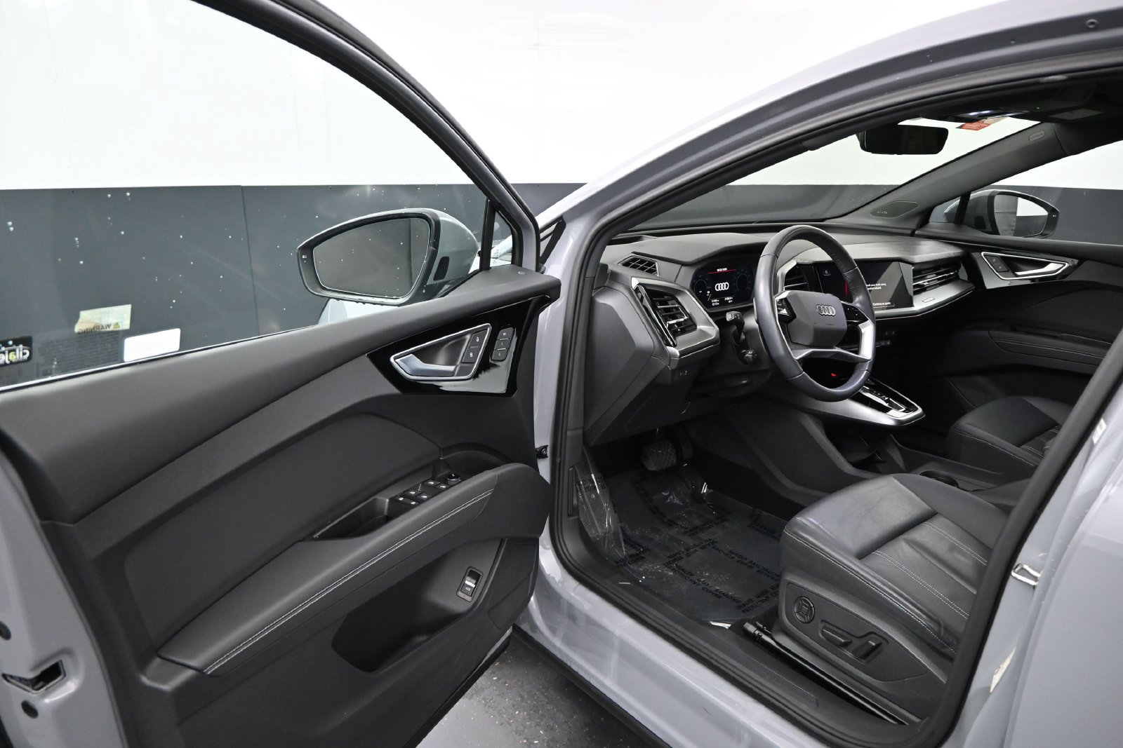 Used 2024 Audi Q4 e-tron Prestige AWD/4WD image 5