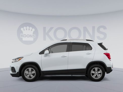 Used 2020 Chevrolet Trax LT w/ LT Convenience Package AWD/4WD image 2