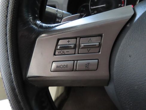 Used 2011 Subaru Outback 2.5i Premium AWD/4WD image 12