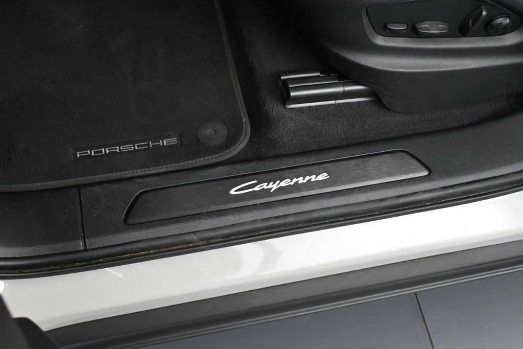 Certified 2026 Porsche Cayenne E-Hybrid AWD/4WD image 16