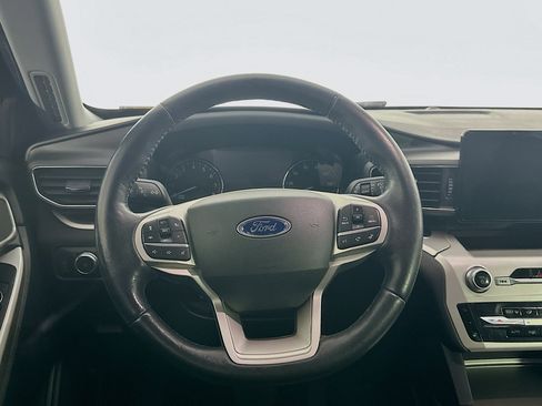 Used 2022 Ford Explorer XLT w/ Equipment Group 202A AWD/4WD image 18