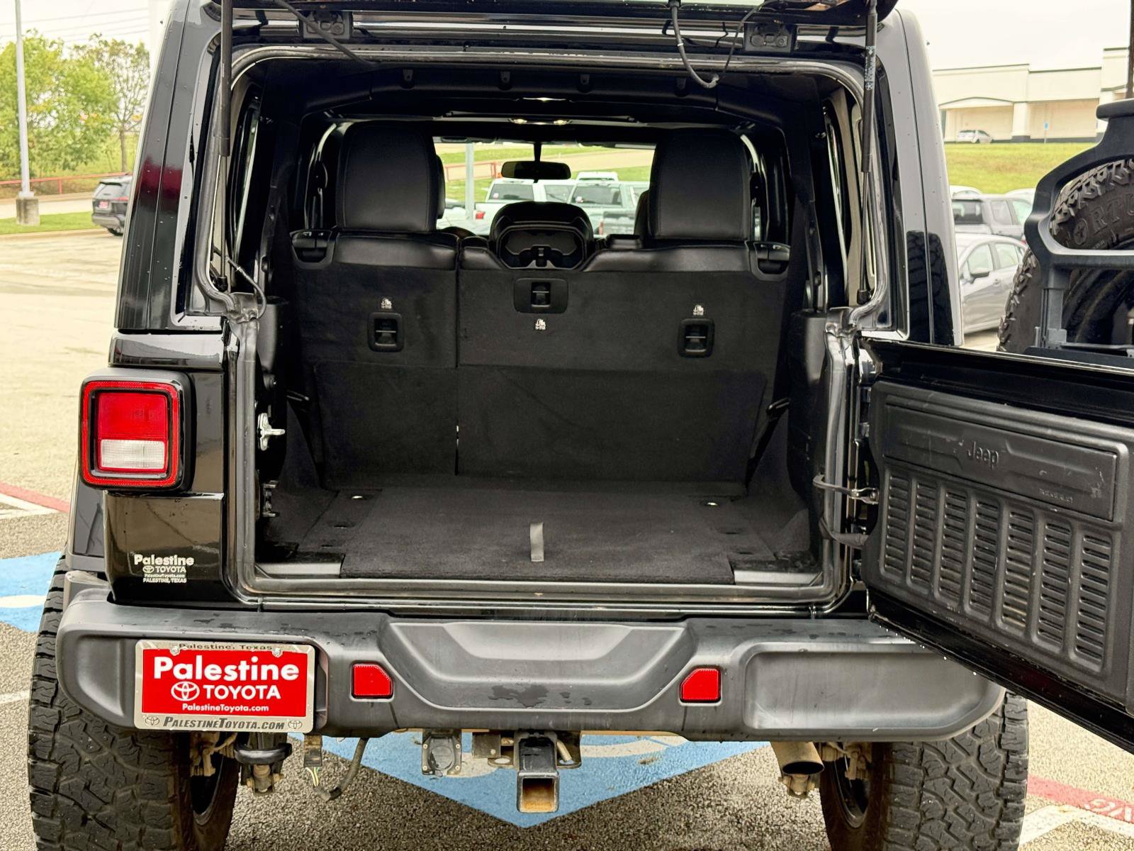 Used 2021 Jeep Wrangler Unlimited Sahara AWD/4WD image 5