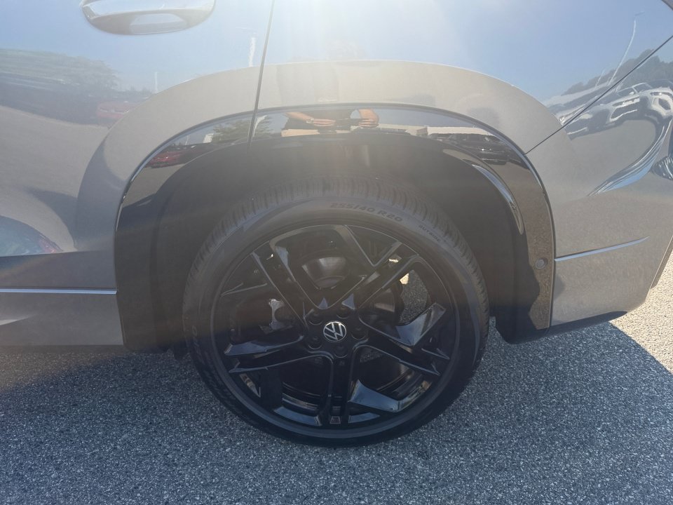 Certified 2026 Volkswagen Tiguan SE R-Line FWD image 22