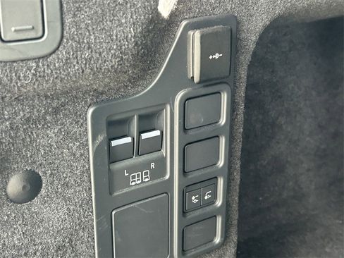 Used 2024 Land Rover Discovery Dynamic SE image 15