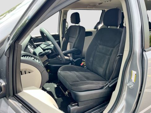 Used 2018 Dodge Grand Caravan SE w/ UConnect Hands-Free Group FWD image 19