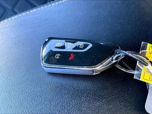 Used 2024 Volkswagen Atlas Cross Sport SE image 10