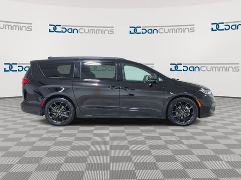 Used 2025 Chrysler Pacifica Limited FWD image 9