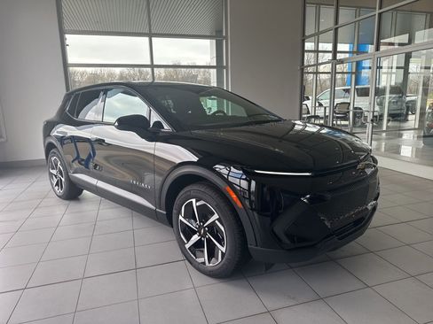 New 2026 Chevrolet Equinox EV LT image 3