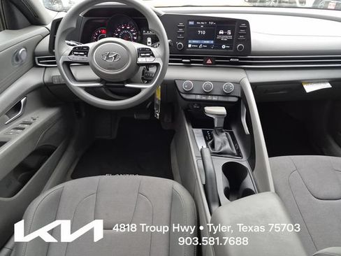 Used 2022 Hyundai Elantra SE FWD image 19