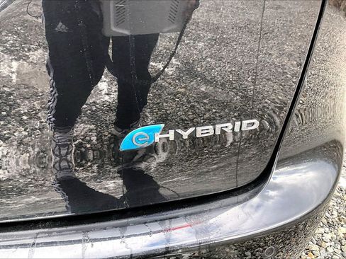 Used 2023 Chrysler Pacifica Touring-L image 8