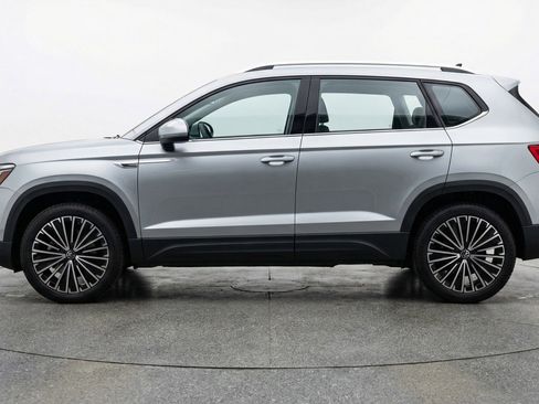 Used 2025 Volkswagen Taos SE image 5