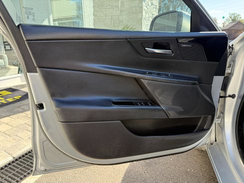 Used 2017 Jaguar XE Premium image 22