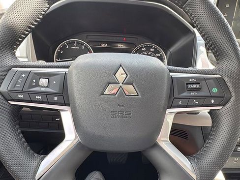 New 2025 Mitsubishi Outlander SE image 18