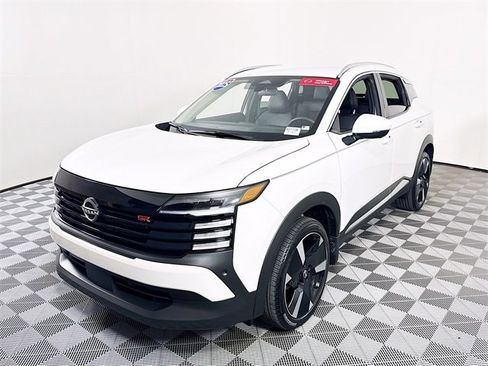 Certified 2025 Nissan Kicks SR image 3