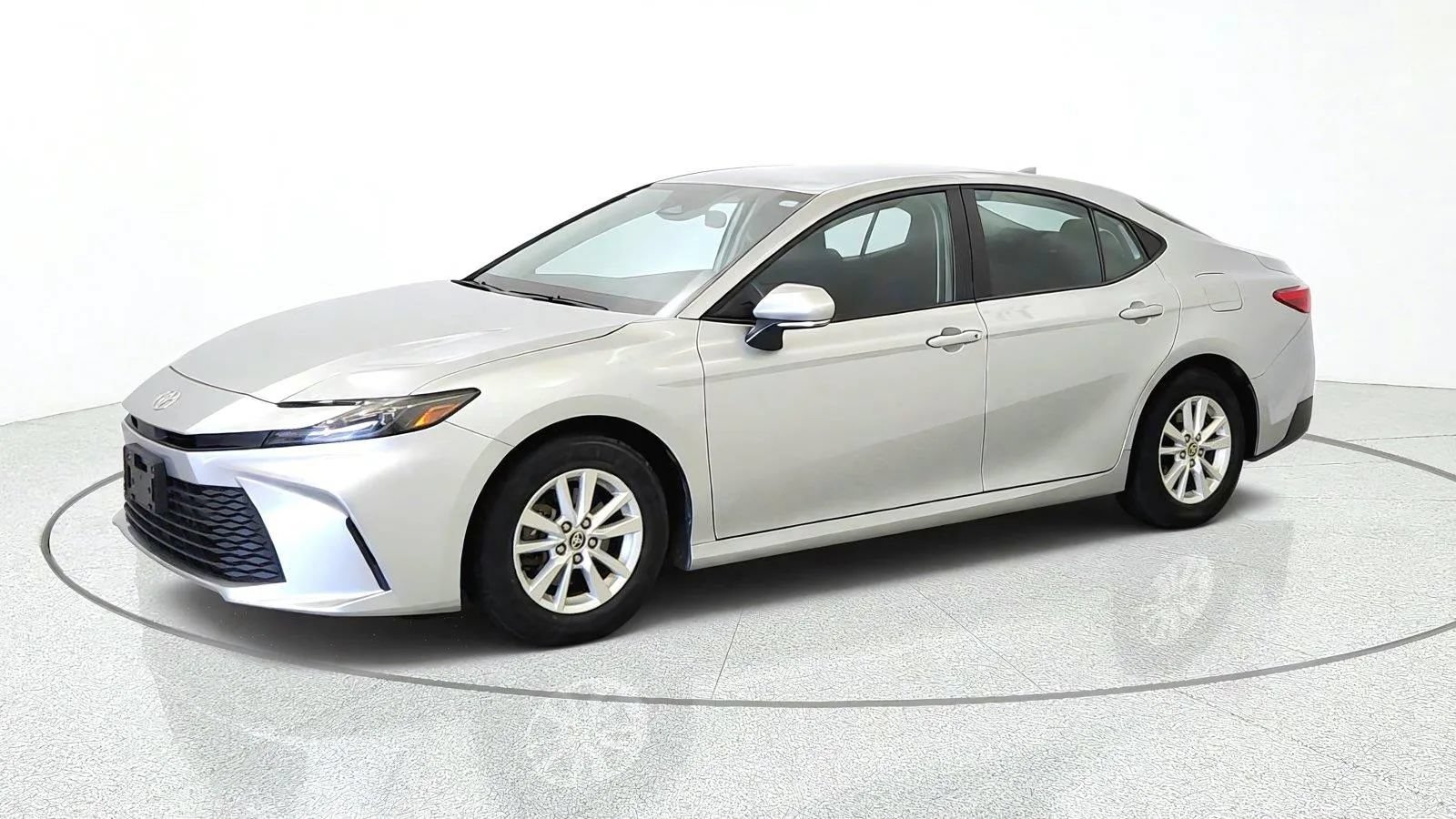 Used 2025 Toyota Camry LE FWD image 4