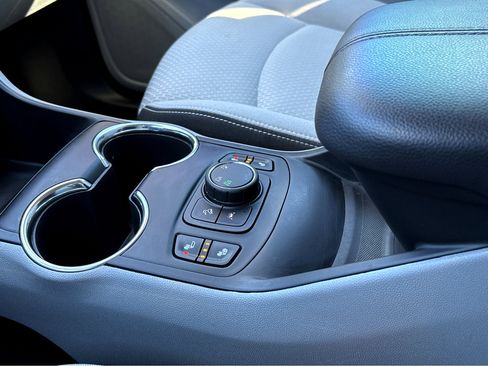 Used 2023 GMC Terrain SLE w/ Driver Convenience Package image 8