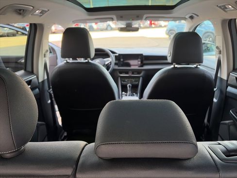 Certified 2025 Volkswagen Taos SE image 15