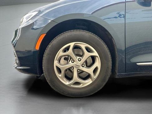 Used 2023 Chrysler Pacifica Limited AWD/4WD image 11