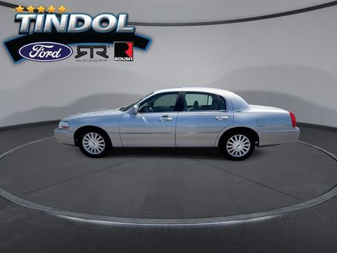 Used 2003 Lincoln Town Car Signature RWD image 5