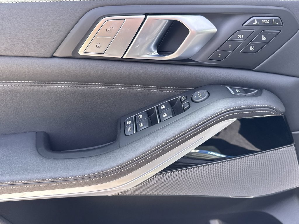 Used 2027 BMW X7 M60i AWD/4WD image 15