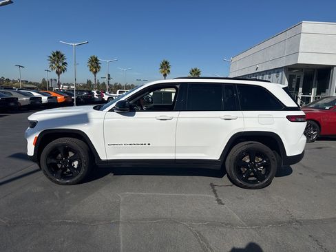 Certified 2024 Jeep Grand Cherokee Limited w/ Luxury Tech Group II image 4