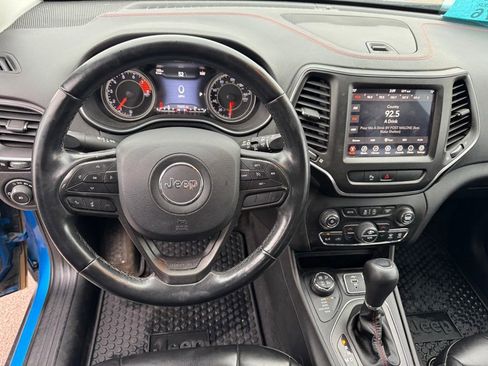 Used 2019 Jeep Cherokee Trailhawk w/ Cold Weather Group AWD/4WD image 6