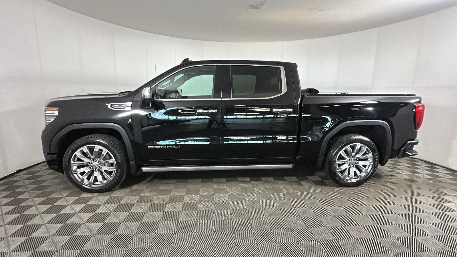 Used 2024 GMC Sierra 1500 Denali w/ Denali Reserve Package AWD/4WD image 7