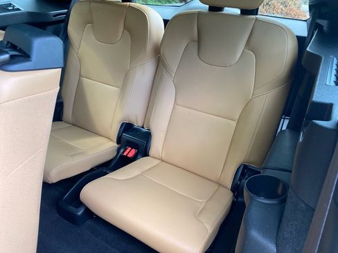 Used 2017 Volvo XC90 T6 Momentum w/ Momentum Plus Package AWD/4WD image 23
