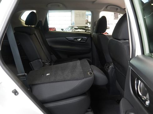Used 2017 Nissan Rogue SV w/ SV Premium Package AWD/4WD image 28