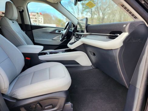 Certified 2025 Ford Explorer Platinum w/ LUX Leather Package image 11