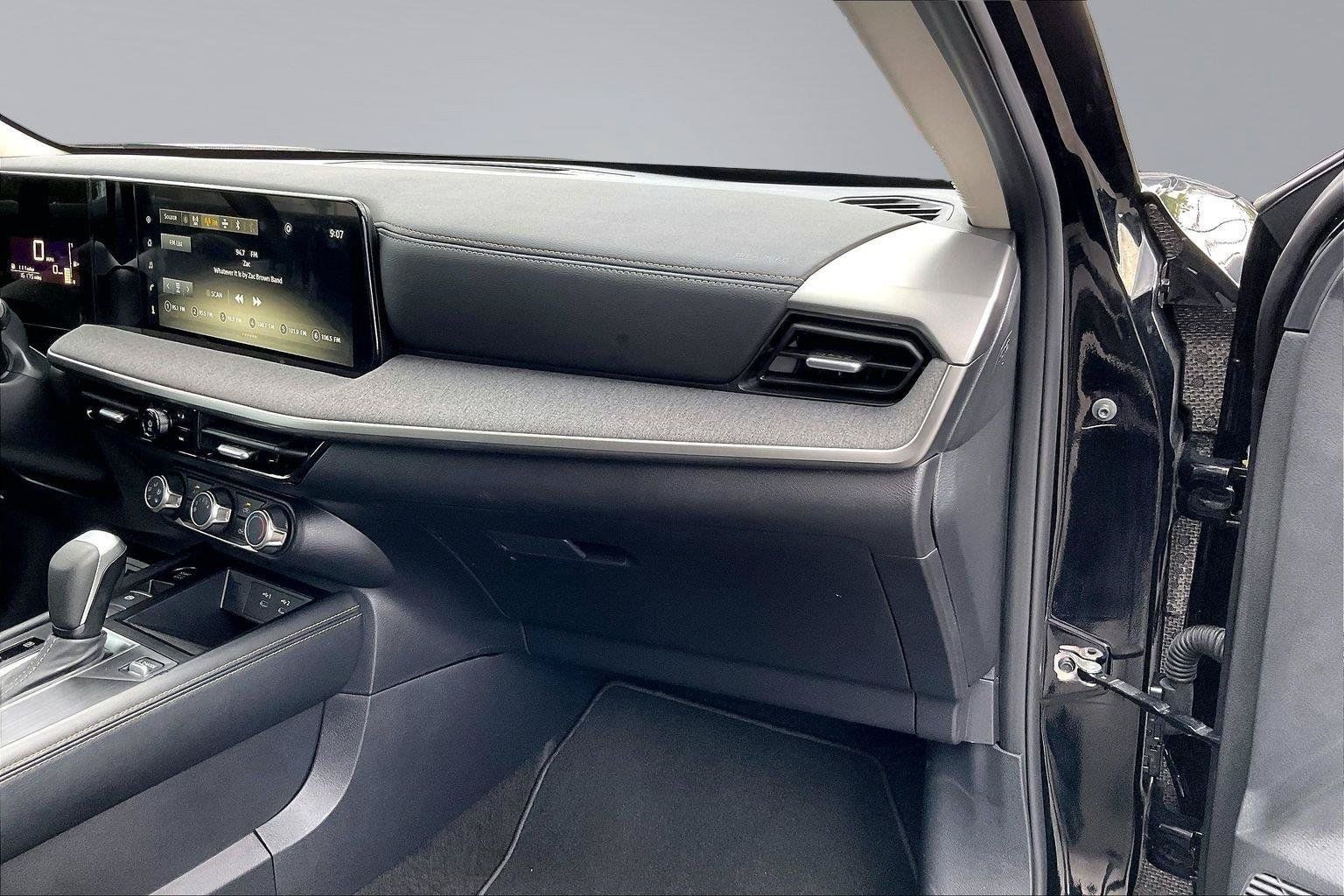 Certified 2025 Nissan Kicks SV AWD/4WD image 18