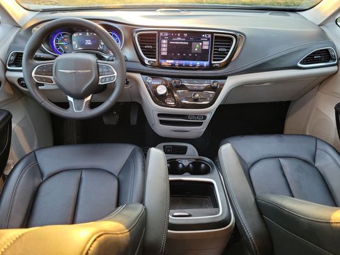 Used 2024 Chrysler Pacifica Select image 10