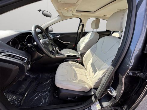 Used 2016 Ford Focus Titanium image 2
