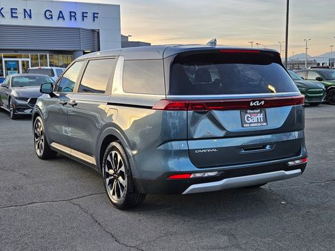 Used 2024 Kia Carnival EX image 8